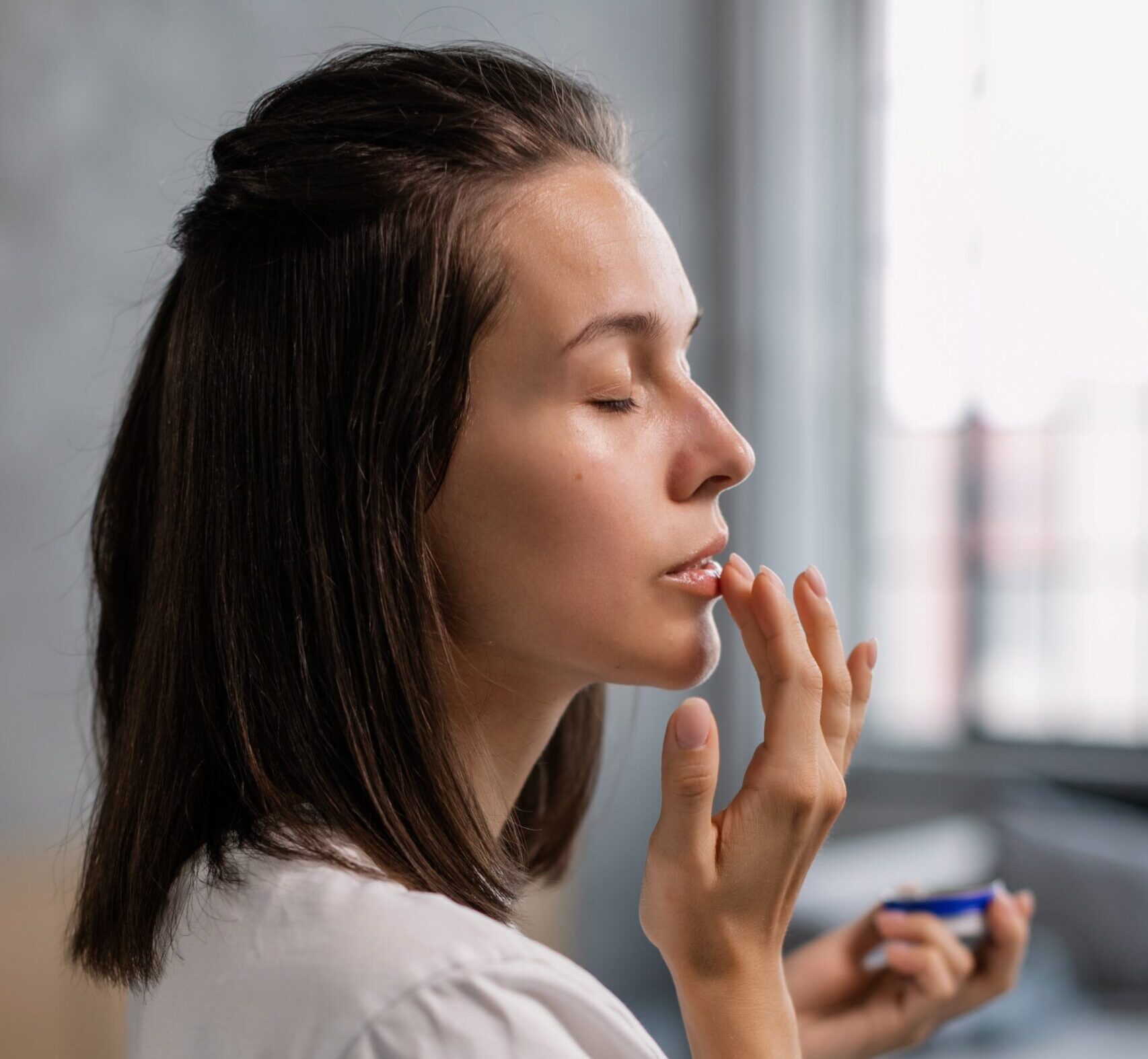 Essential Tips for Keeping Your Lips Moist All Winter Long simbaly