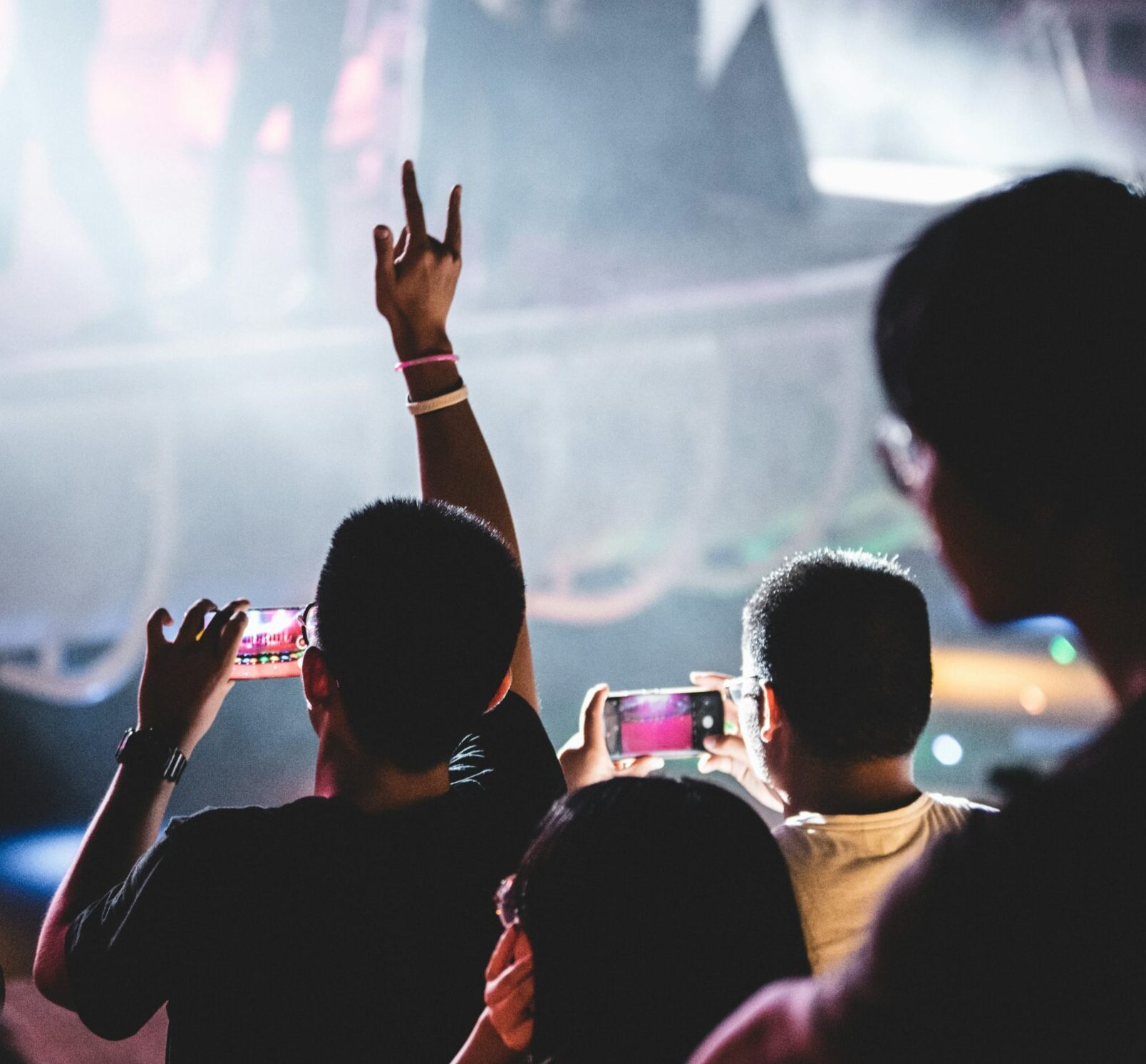 3 Reasons that Going to a Local Gig is a Great First Date Idea - simbaly